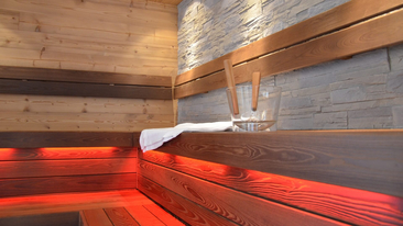Sauna exklusiv Styling - Holz & Stein kombiniert