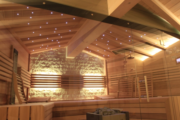 Saunaraum mit LED Sternenhimmel und durchgängiger Glasfront